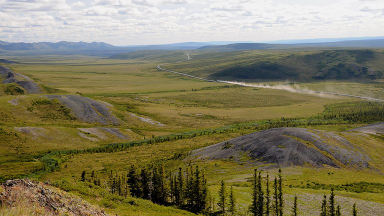 Vue vers le sud-ouest de la plaine d'Eagle sur les buttes grises arrondies de la formation de Canol, riche en pétrole et en gaz, sur le versant ouest des monts Richardson, dans le nord du Yukon.