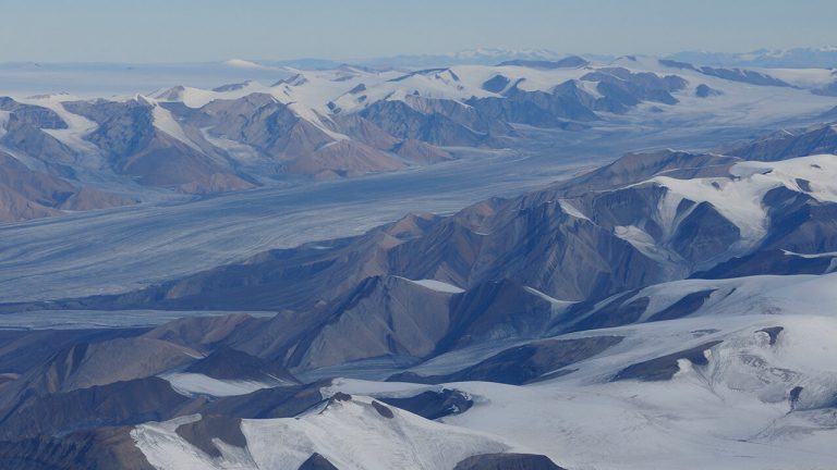 Vue aérienne de la chaîne de montagnes et des glaciers en route vers la station météorologique d'Eureka, île d'Ellesmere, Nunavut.