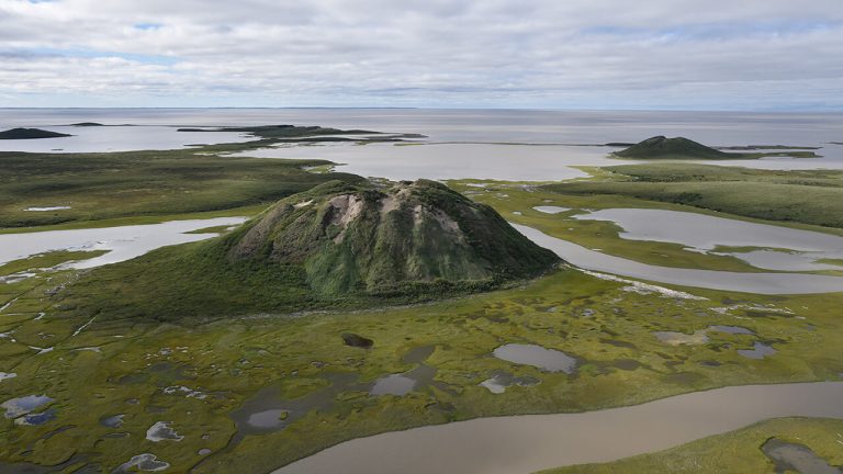 Pingo Ibyuk (au premier plan) et pingo Split (au second plan) de 47 m de haut et à forte pente, près de Tuktoyaktuk